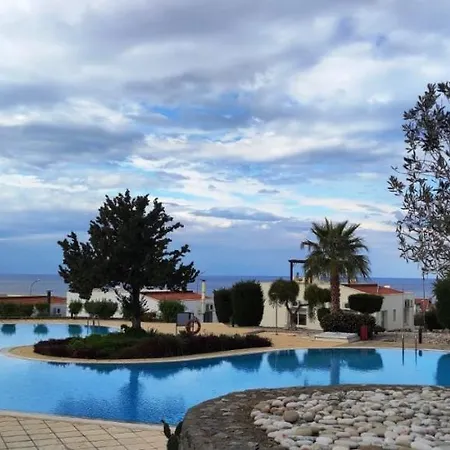 아파트 The Forest Golf Penthouse With Real Mountain&seaviews Agios Amvrosios (Kyrenia)