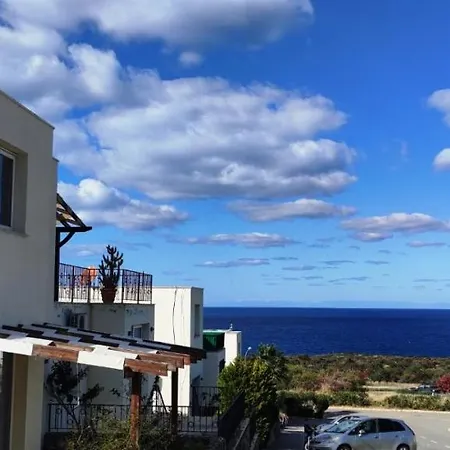 아파트 The Forest Golf Penthouse With Real Mountain&seaviews Agios Amvrosios (Kyrenia)
